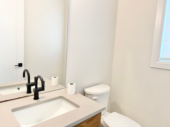 Photo du bâtiment - 4 BED - 3.5 BATH - LONDON - FULL HOUSE