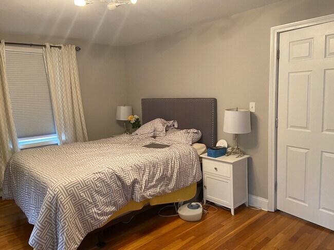 Large Bedroom 1 - 4 School Street Ext