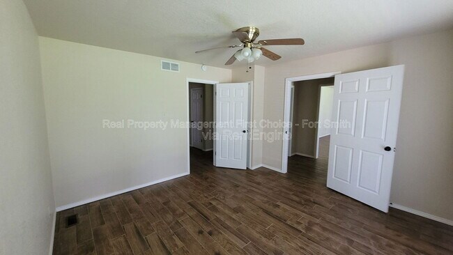 Foto del edificio - 9200 Rogers Ave