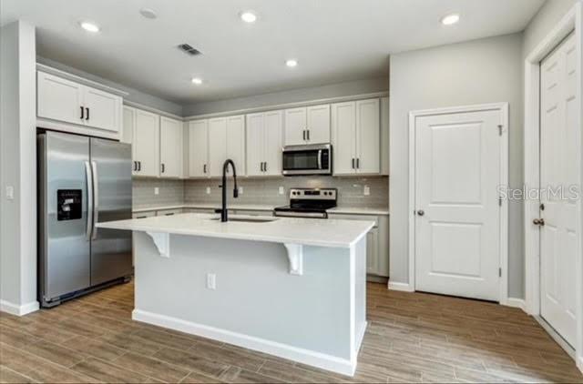 Foto del edificio - 16375 Hamlin Hills Rd