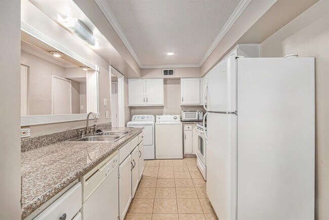 Building Photo - 355 N Post Oak Ln