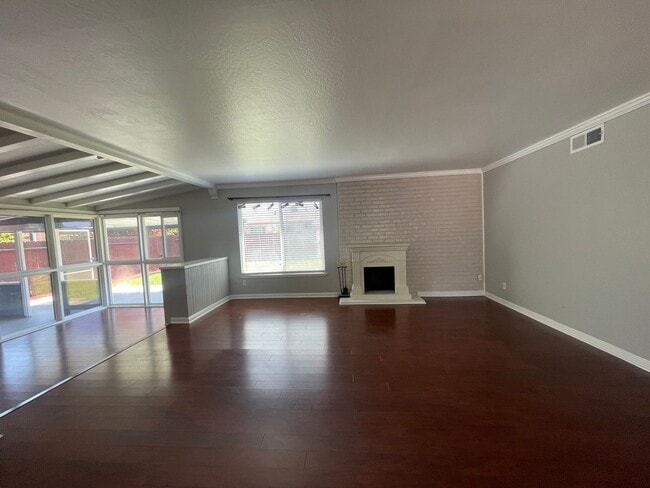 Building Photo - Beautiful Three Bedroom Two Bathroom Home