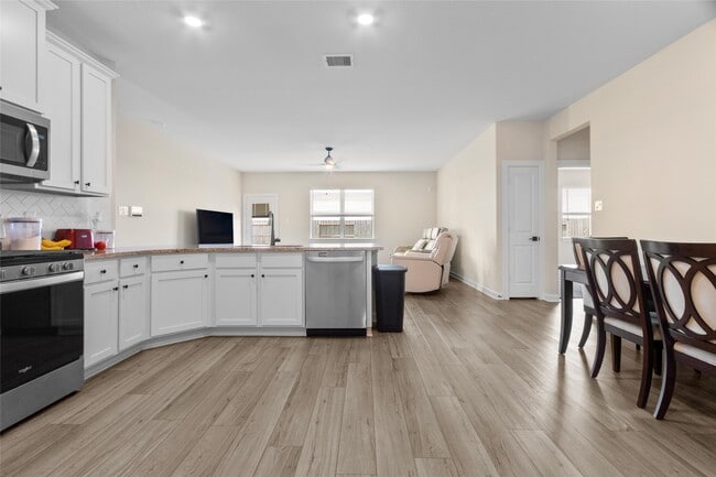 Building Photo - 3009 Floating Barque Dr