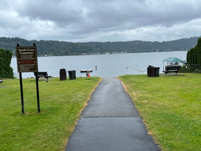 Building Photo - Private access to Lake Sammamish house