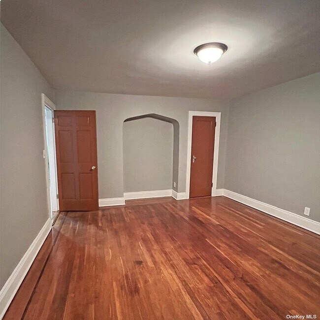 Foto del edificio - 215-29 Murdock Ave