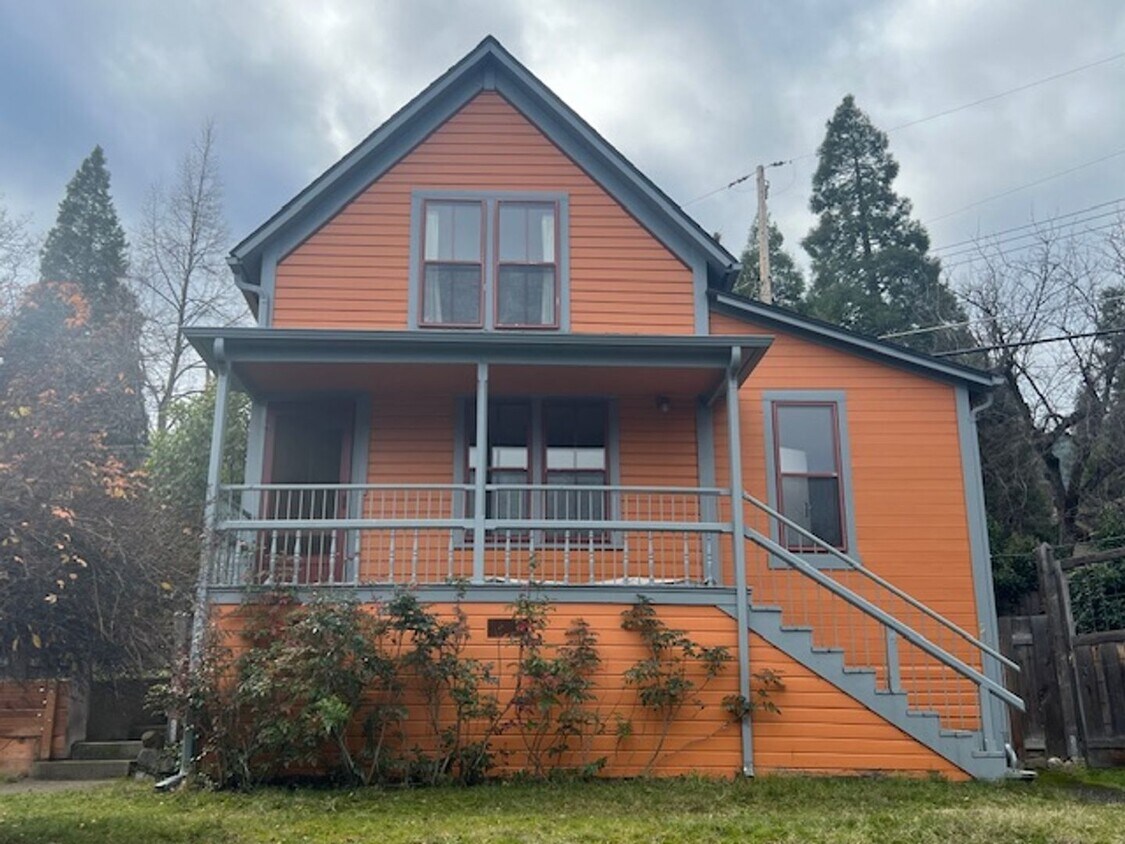 Primary Photo - Charming Ashland home in Prime Location! |...