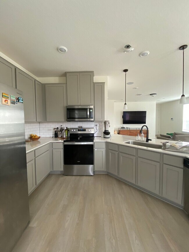 Foto del edificio - Move in Ready 3 BD/2.5 BA with a Garage Mi...