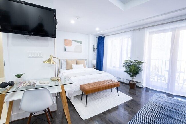 Building Photo - 809-5b Luxury Studio with a Private Balcony