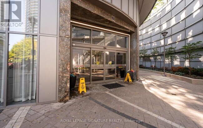 Photo du bâtiment - 60 Absolute Ave