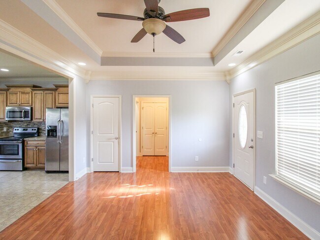 Foto del edificio - Nice home with large fenced in backyard!