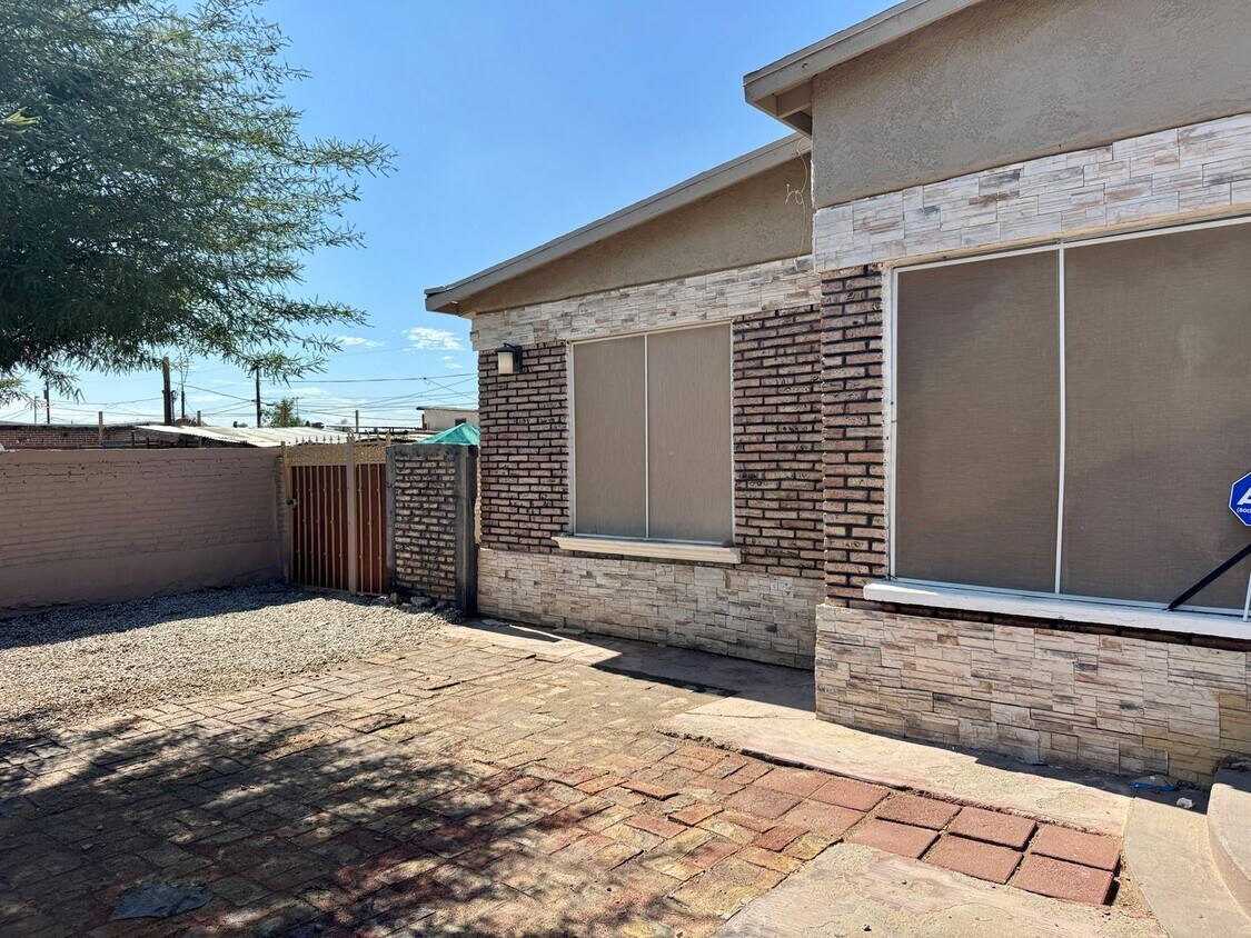 Primary Photo - Centrally Located 1 Bedroom Studio Style R...