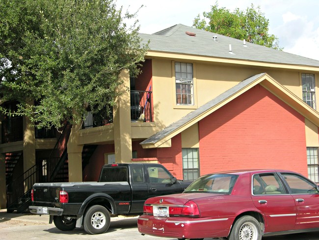 Building Photo - 916-918 W Caffery St