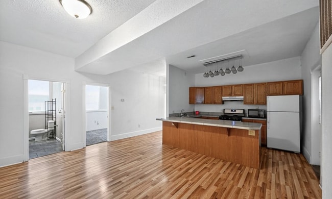 Building Photo - Charming half duplex in Sloane's Lake