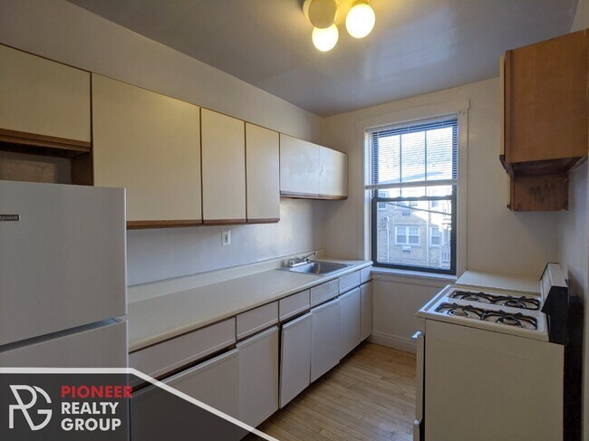 Building Photo - 1137 Oak Ave