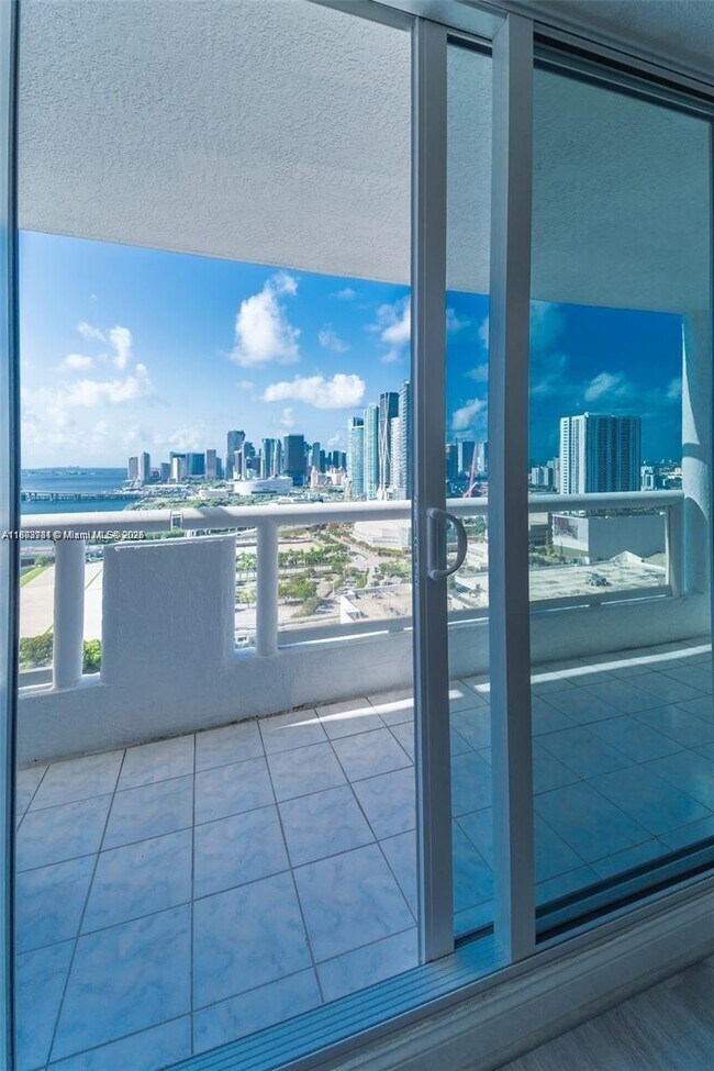 Building Photo - 1717 N Bayshore Dr