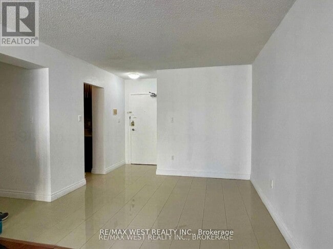 Photo du bâtiment - 390 Dixon Rd