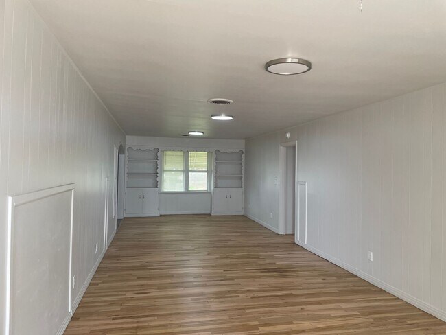 Building Photo - Lamesa’s Hidden Gem: Where Comfort Meets Texas Charm!