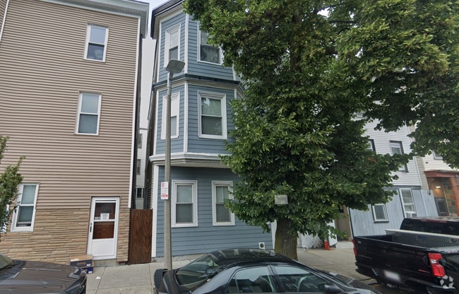 Building Photo - 194 Marion St