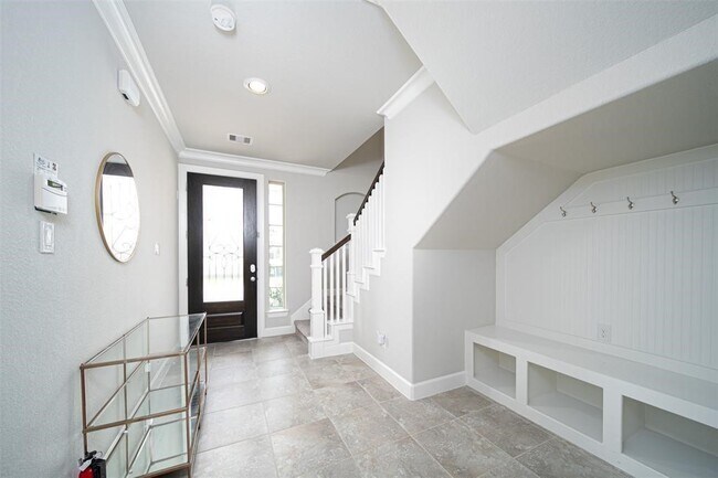 Building Photo - 2011 Royal Landing Dr