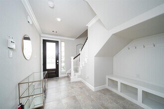 Building Photo - 2011 Royal Landing Dr