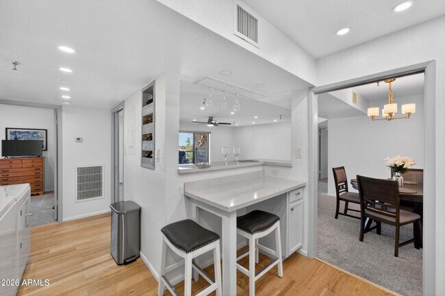 Building Photo - 425 S Parkcrest