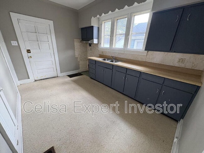 Building Photo - 4013 Hoagland Ave