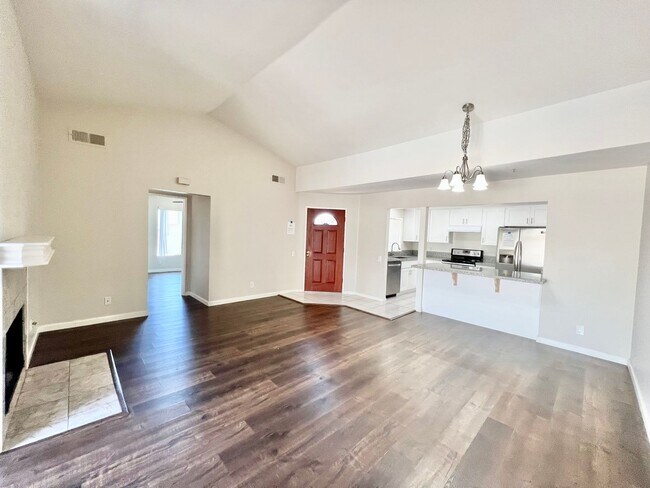 Building Photo - Recently Renovated 2B/1BA Condo in La Mesa...