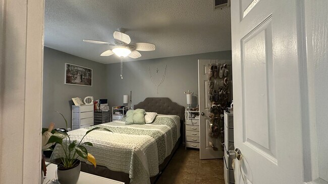 Foto del edificio - 974 Leeward Pl