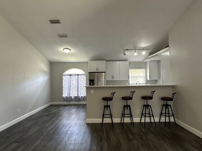 Building Photo - Updated Oviedo Home