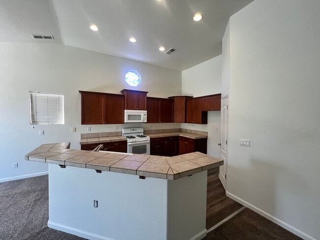 Building Photo - Beautiful Home located in Autumn Winds, Fe...