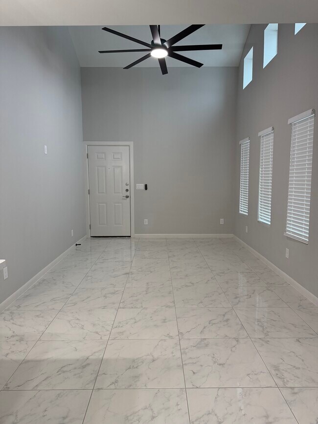 Foto del edificio - 1004 W 8th St