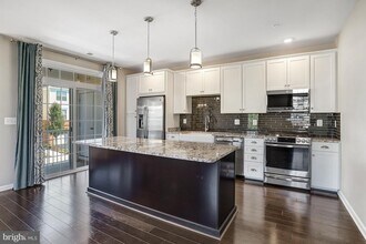 Building Photo - 23230 Milltown Knoll Square