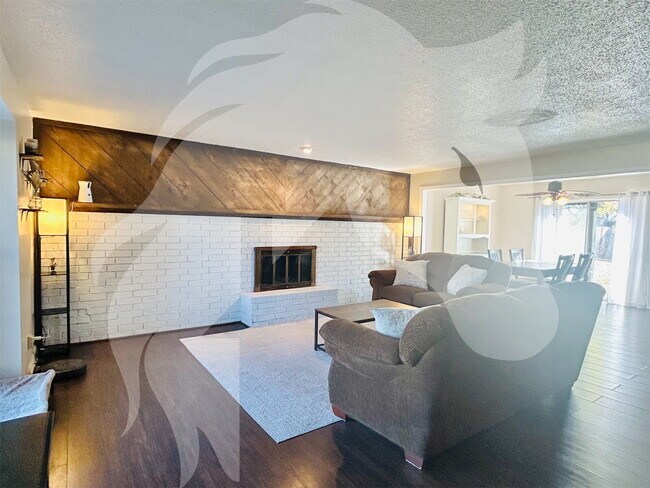 Foto del edificio - "Cozy Comfort Awaits: 3-Bedroom Home with Fireplace on Twilight Ave, Enid, OK!"