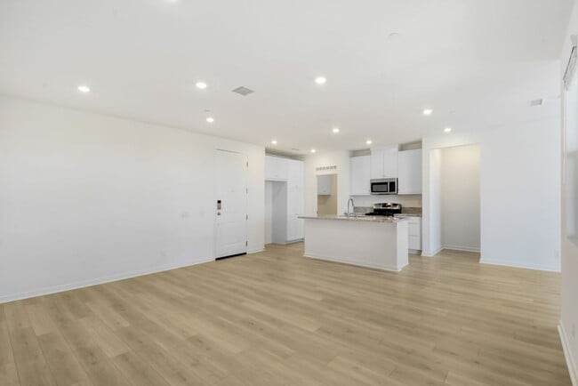 Building Photo - 4100 E Cir Paseo