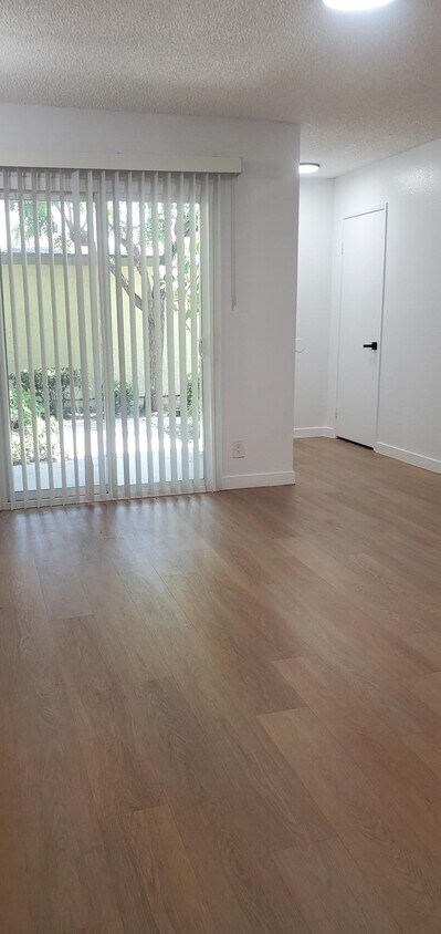 Foto del edificio - 719 Heliotrope Dr