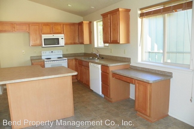 Building Photo - 1431 NE Lucinda Ct
