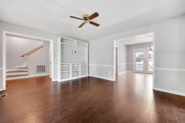 Building Photo - Adorable 3 BD/2.5 BA Hillsborough Home!