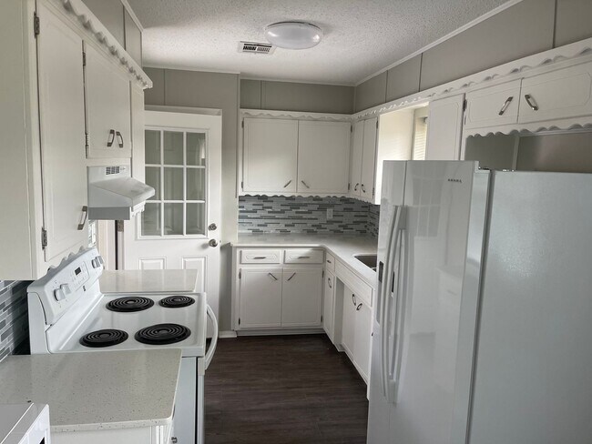 Foto del edificio - 3 bedroom PLUS floor plan! Newly Remodeled...