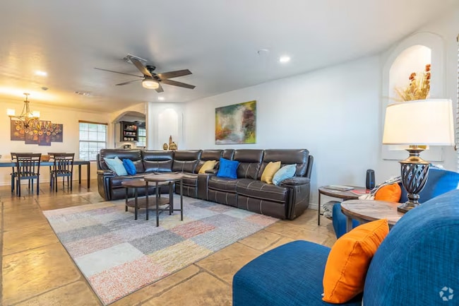 515 W Crestline Dr