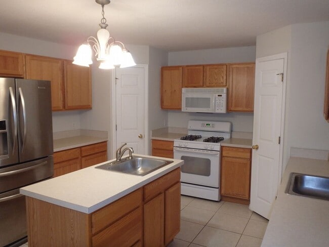 Building Photo - Large 4 BR Home in West Melbourne