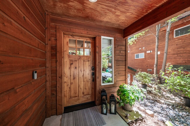 Foto del edificio - 198 Country Club Dr