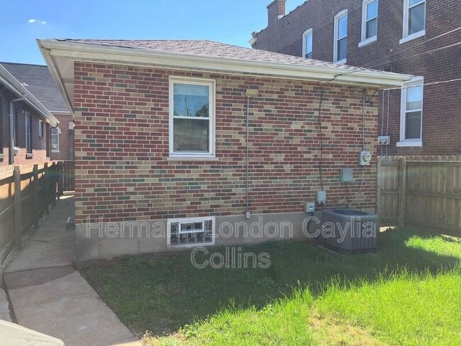 Building Photo - 1233 Graham St