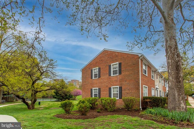 Building Photo - 2707 S Walter Reed Dr