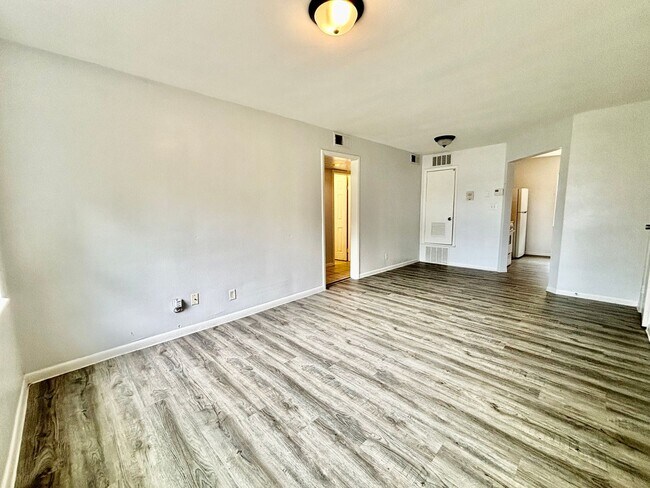 Building Photo - *VOUCHERS ACCEPTED* Spacious & Updated 2 Bedroom with Central A/C, Natural Light & Off-Street Par...