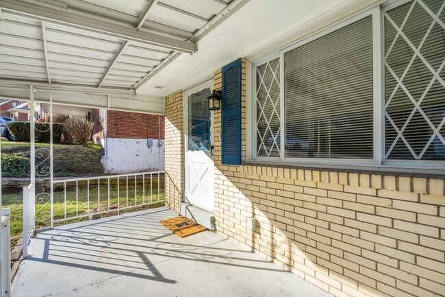 Foto del edificio - Updated 3 Bed 2 Bath in Penn Hills! Available MAY