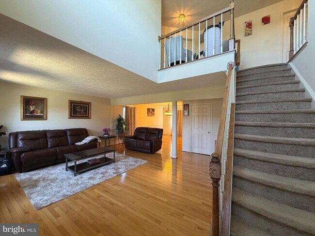 Building Photo - 407 Tamarack Cir