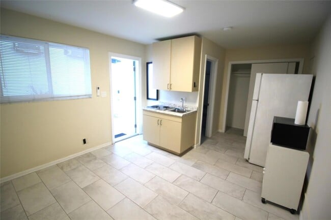 Building Photo - 4440 Bougainvilla Dr