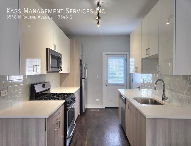 Building Photo - 2 story duplex down 4 bed 3 bath right in ...