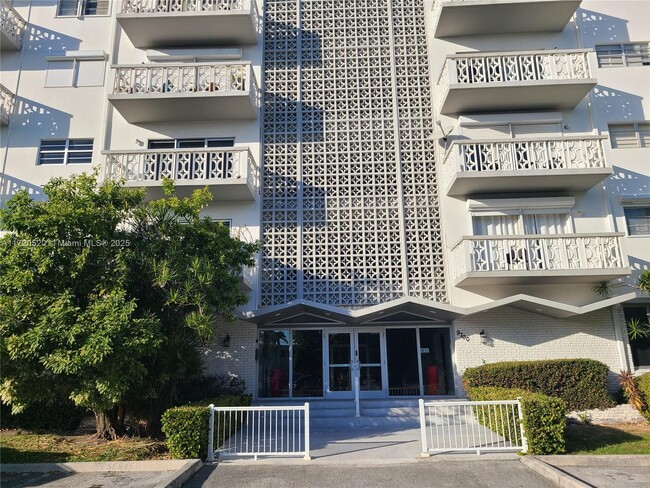 Foto del edificio - 9700 E Bay Harbor Dr