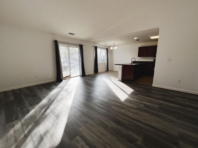 Foto del edificio - Spacious 4-bedroom home!